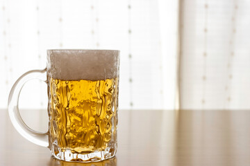 ビールジョッキに入れたビールのイメージ