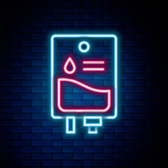 Obraz premium Glowing neon line IV bag icon isolated on brick wall background. Blood bag. Donate blood concept. The concept of treatment and therapy, chemotherapy. Colorful outline concept. Vector