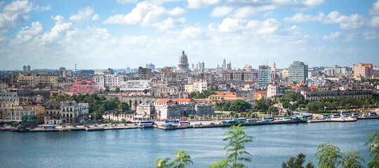 Fototapeta premium view of havana across the bay