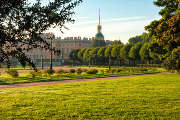 Obraz premium Mikhailovsky Castle and Field of Mars in an early foggy morning in St. Petersburg.