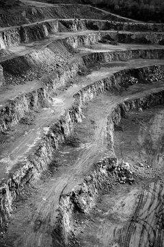 Steinbruch Kalkstein Abbau Miene Sprengung Hagen Hohenlimburg Graustufen Sohle Stufen schwarz-wei&szlig; Kontrast Deutschland Industrie Ausbeutung Stahlproduktion Felsen Stein Material Explosion LKW 