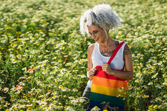 Chica Delgada Guapa Con Pelo Muy Rizado Posando Con Una Bolsa De Color Arcoiris Multicolor Bandera Orgullo Gay