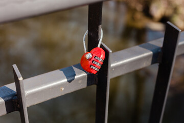 kłódka w kształcie serca przypięta do mostu zakochanych