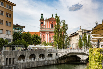 Fototapeta na wymiar Beautiful canal in the city centre in Ljubljana, Slovenia