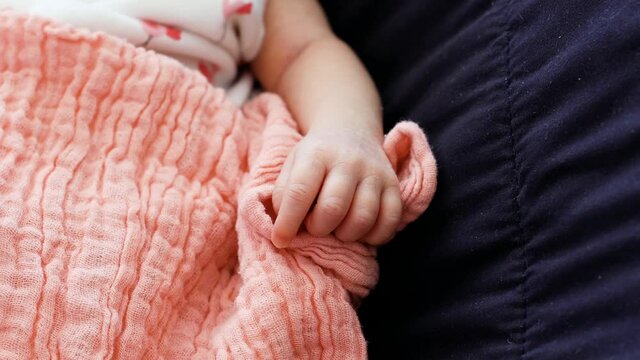 Petite main de b&eacute;b&eacute; qui bouge