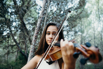 Fototapeta premium portrait brunette woman with violin