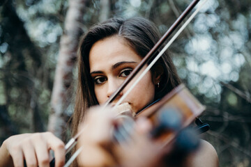 portrait brunette woman with violin © berena