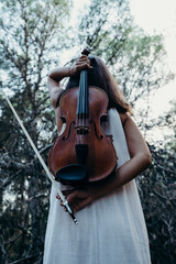 
brunette woman from behind with a violin