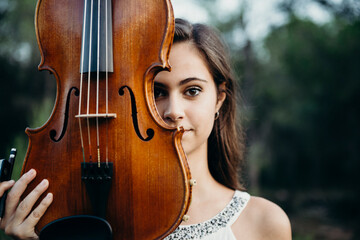 portrait brunette woman with violin
