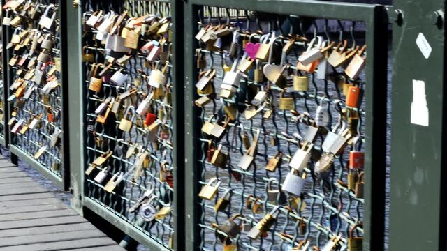 Panoramique de cadenas fix&eacute;s sur un pont