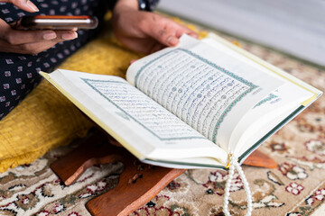 Obraz premium Black Muslim Woman studying quran