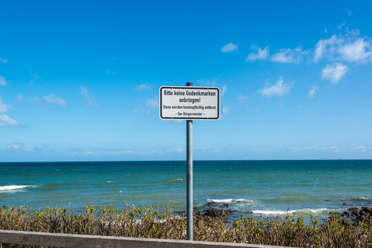 Wanderweg an der K&uuml;ste der Kieler F&ouml;rde hier am Leuchtturm von B&uuml;lk an der Kieler Au&szlig;enf&ouml;rde im Fr&uuml;hjahr. Schild "Bitte keine Gedenkmarken anbringen!"