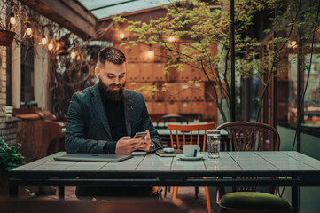 Obraz na płótnie Canvas usinessman using a smartphone in a coffee shop
