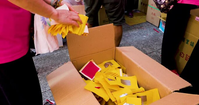 (2020 09 02 new taipei city)Chinese traditional religious customs, Chinese Ghost Festival, believers burn paper money