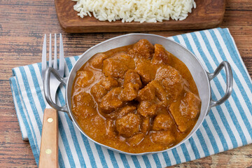 morceaux de poulet butter chicken dans un plat