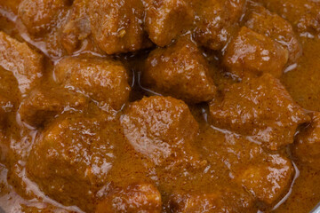 morceaux de poulet butter chicken dans un plat