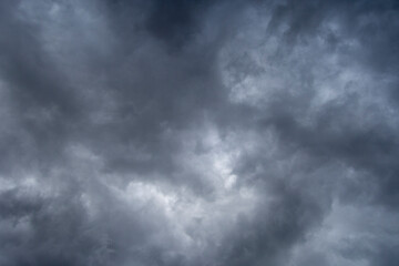 Nubes de lluvia en abril