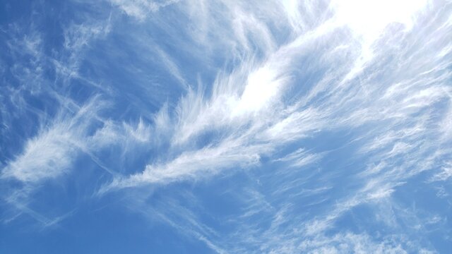 céu azul com nuvens