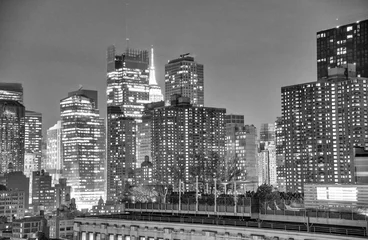 Photo sur Aluminium Noir et blanc NEW YORK CITY - 1 DÉCEMBRE 2018 : Horizon de nuit de Midtown Manhattan, vue aérienne la nuit