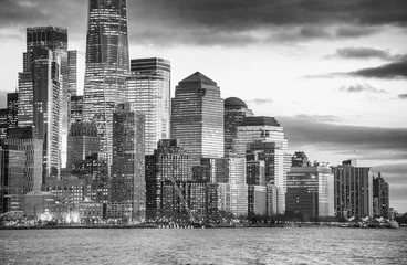 Photo sur Aluminium Noir et blanc Vue du coucher de soleil sur les toits du centre-ville de Manhattan depuis le ferry