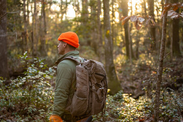 Obraz premium Man Hunting in woods