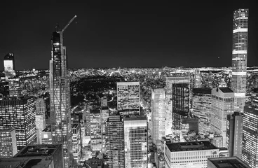Photo sur Aluminium Noir et blanc NEW YORK CITY - 7 DÉCEMBRE 2018 : Horizon de nuit de Midtown Manhattan, vue aérienne la nuit