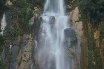 Fototapeta na wymiar Primera caida de la catarata de Yumbilla en Cuispes, Chachapoyas, Perú.