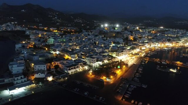 Port de l'&icirc;le de Naxos dans les Cyclades en Gr&egrave;ce vue du ciel et de nuit