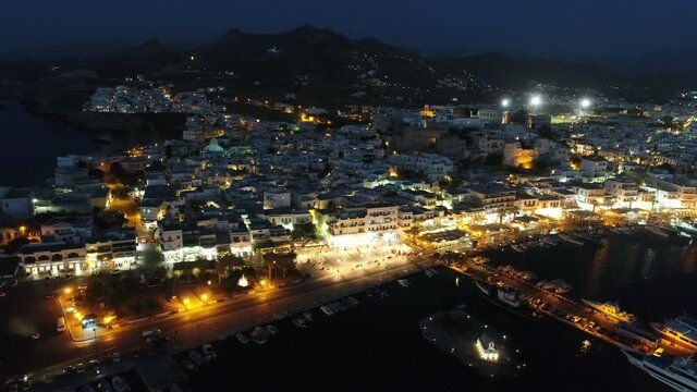 Port de l'&icirc;le de Naxos dans les Cyclades en Gr&egrave;ce vue du ciel et de nuit