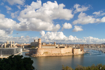 Fototapeta na wymiar Fortaleza o Castillo en el Puerto de la ciudad de Marsella en el pais de Francia