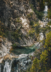 cascada de piedras naturales y montaña de fondo agua cristalina