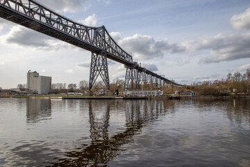 Fototapeta na wymiar Eisenbahnhochbrücke über den Nord-Ostsee-Kanal bei Rendsburg.