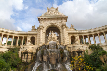 Palacio de Longchamp con sus Fuentes en la ciudad de Marsella en el pais de Francia