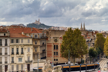 Fototapeta na wymiar Catedral de Notre Dame desde el Palacio de Longchamp en la ciudad de Marsella en el pais de Francia