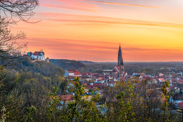 Obraz premium Landshut im Frühling beim Sonnenuntergang