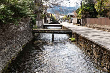 Fototapeta na wymiar 日本の城下町武家屋敷通りのお堀と橋