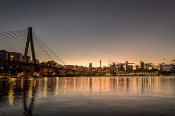 Obraz premium city skyline at dawn