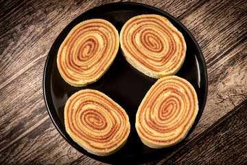 Sweet roll cake with guava jam and sugar.