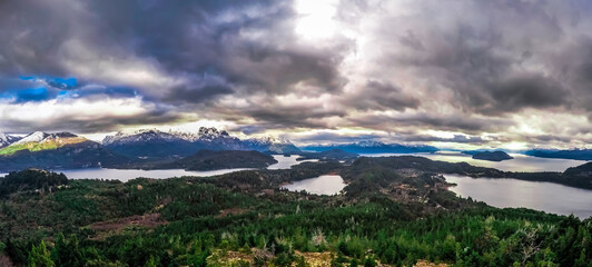 panoramica desde el cerro otto del lago nahuel huapi y su entorno montañoso y bosque, en un dia...