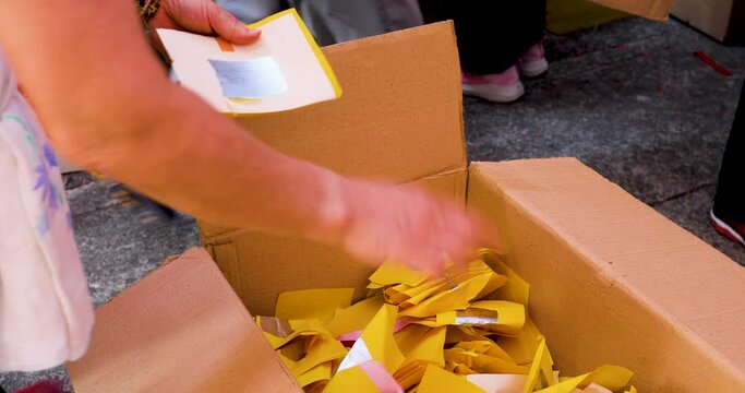 (2020 09 02 new taipei city)Chinese traditional religious customs, Chinese Ghost Festival, believers burn paper money