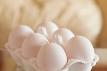 新鮮な白色の卵のアップ写真
