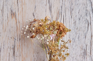 木の板の上にある枯れた花の様子