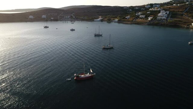 Port de Parikia sur l'&icirc;le de Paros dans les Cyclades en Gr&egrave;ce vue du ciel