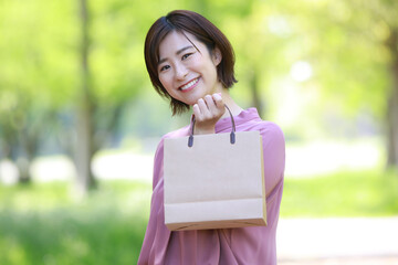 Fototapeta premium 紙袋を持つ女性