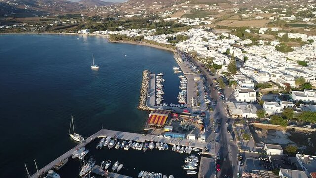 Port de Parikia sur l'&icirc;le de Paros dans les Cyclades en Gr&egrave;ce vue du ciel