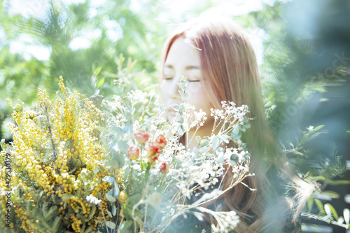 植物に囲まれて ドライフラワーの花束を持つ女性のアップ写真 Wall Mural Studio I M S