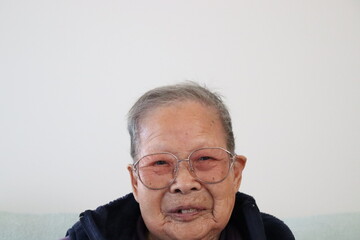 笑顔のシニア女性