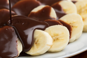 チョコバナナ　バナナにチョコレートをたっぷりかける