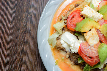 Plato de comida tradicinal mexicana sobre emsa de madera. Huarache comida tradicional.