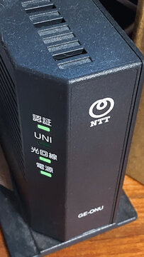 NTTのONU機器/フレッツ光一般家庭のインターネット回線。モデム/Wi-Fiルーター。2021年4月撮影/日本